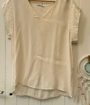 Top tachuelas crema