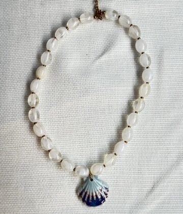 Collar de cuentas blancas con concha de ceramica